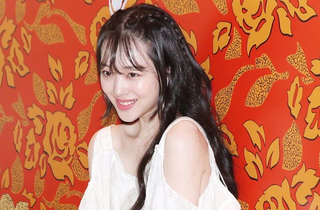 고 가수 겸 배우 설리가 23일 오후 서울 강남구 현대백화점에서 진행된 스페인 브랜드 로에베 포토월에 참석해 포즈를 취하고 있다./사진=머니투데이