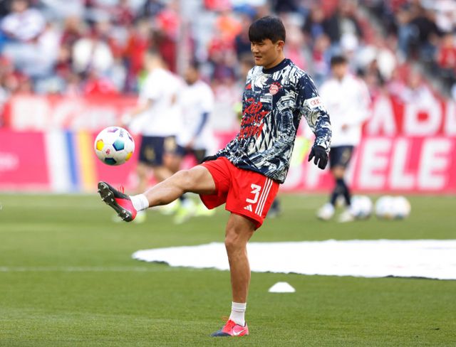 김민재(바이에른 뮌헨)가 뮌헨에서 혹사당하고 있다며 이적설이 제기된다는 현지 언론 보도가 나왔다. 사진은 지난해 3월9일 독일 뮌헨 알리안츠 아레나에서 열린 뮌헨과 FSV 마인츠의 경기 전 워밍업 중인 김민재의 모습. /사진=로이터