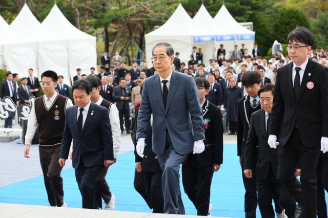  한덕수 대통령 권한대행 국무총리가 19일 서울 강북구 국립 4.19민주묘지에서 열린 제65주년 4.19혁명 기념식에 참석하고 있다. /사진=총리실 제공