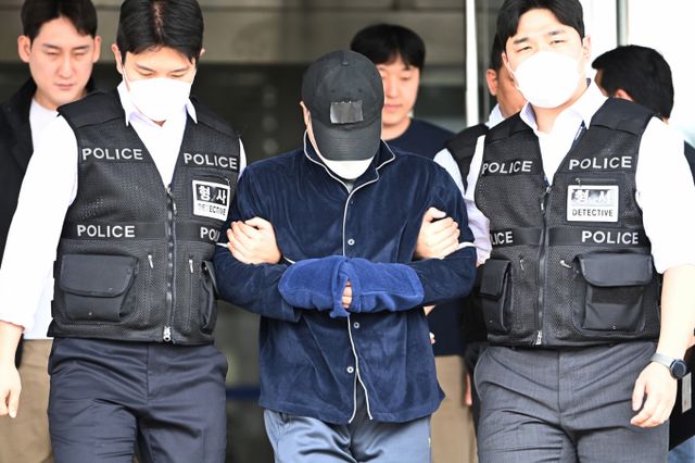 부모와 처자식 등 일가족 5명을 살해하고 극단적 선택을 시도한 가장 A씨가 구속 전 피의자 심문(영장실질심사)에 출석하기 위해 17일 경기도 용인동부경찰서 유치장을 나오고 있다./사진=뉴시