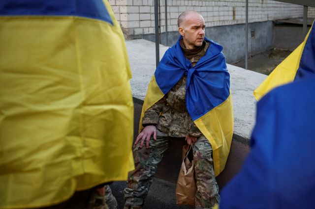 러시아와 우크라이나가 부활절을 기념해 전쟁포로 492명을 교환한다고 밝혔다. 지금까지 러시아에 붙잡혀있다가 우크라이나로 돌아온 군인과 민간인은 4306명이다. 사진은 지난달 19일(현지시각) 러시아에서 우크라이나로 돌아온 전쟁 포로의 모습. /사진=로이터