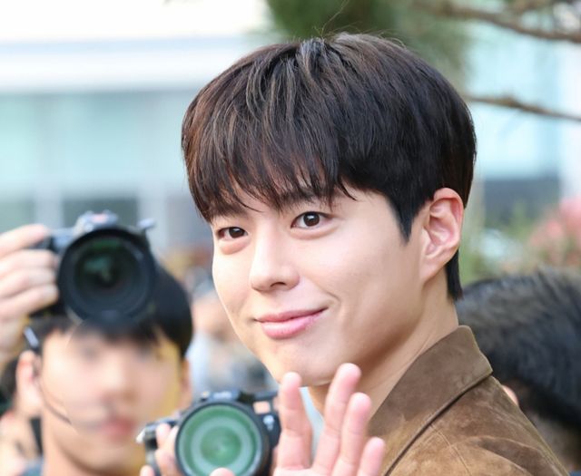 배우 박보검이 1일 서울 영등포구 KBS에서 열린 음악 프로그램 '박보검의 칸타빌레-더 시즌즈' 녹화에 참석해 인사를 하고 있다. /사진-뉴시