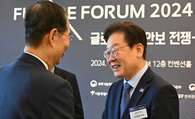 17일 서울 여의도 국민일보 컨벤션홀에서 ’글로벌 경제안보 전쟁-한국의 생존전략’ 주제로 열린 2024 국민미래포럼에서 이재명 더불어민주당 대표와 한덕수 국무총리가 인사하고 있다./사진=뉴시스