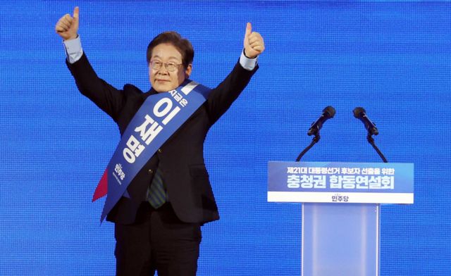 이재명 제21대 대통령 선거 더불어민주당 경선 후보가 19일 오후 충북 청주시 서원구 청주체육관에서 열린 제21대 대통령선거 후보자 선출을 위한 충청권 합동연설회에서 정견 발표를 하기 전 지지자들에게 인사하고 있다. /사진=뉴시스