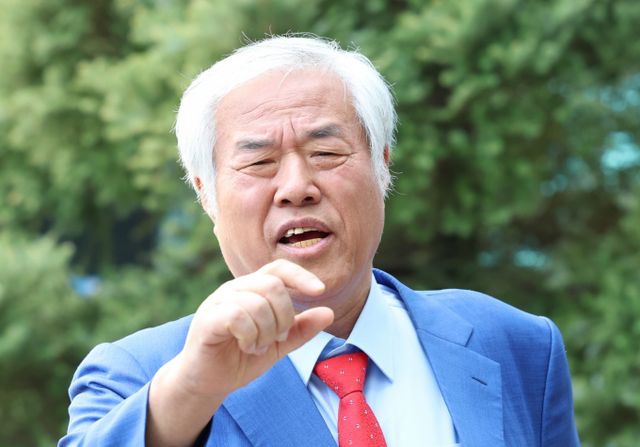 '내란 선동' 의혹을 받는 전광훈 사랑제일교회 목사가 대선 출마를 발표했다. 사진은 제22대 총선 당시 자유통일당 비례대표 공천 대가로 금전을 요구한 혐의를 받는 전 목사가 지난 11일 서울북부지방법원에서 진행된 첫 번째 공판에 출석하기 전 인터뷰를 한 모습. /사진=뉴스1