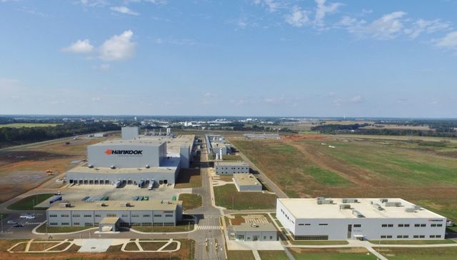 트럼프 대통령이 자동차 부품에 관세 부과를 예고하면서 국내 타이어 업계가 대응책을 마련하고 있다. 매출 비중이 큰 유럽 시장이 대안으로 떠오르고 있다. 사진은 한국타이어 미국 테네시공장 전경./사진=한국타이어