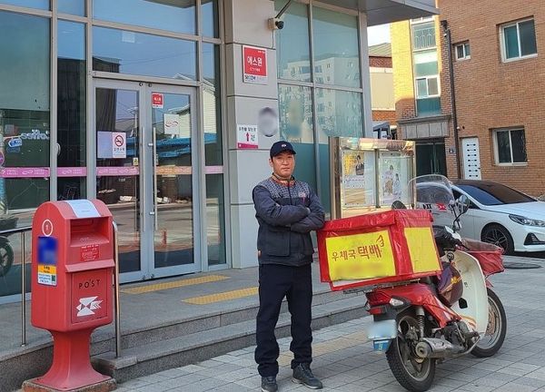 우체국 집배원이 배달 업무 중 화재를 초기 진압해 대형 산불을 막은 사실이 전해졌다. 사진은 경인지방우정청 양평우체국 소속 김태현 주무관 모습. /사진=뉴스1(우정사업본부 제공)