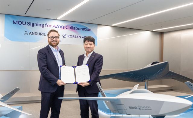 대한항공이 미국 방산업체 안두릴사와 자율형 무인기 개발 협력을 위해 손을 잡았다. 사진은 임진규 대한항공 항공우주사업본부장 전무(오른쪽)와 브라이언 쉼프 안두릴 공동창업자 겸 최고경영자(왼쪽)가 기념 촬영하고 있는 모습. /사진=대한항공