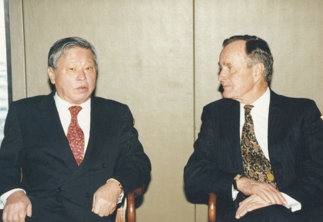1996년 1월 최종현 SK 선대회장(왼쪽)이 서울 한남동 그랜드하얏트 호텔에서 조지 H. W. 부시 전 미국대통령과 만나 환담을 나누고 있다. /사진=SK