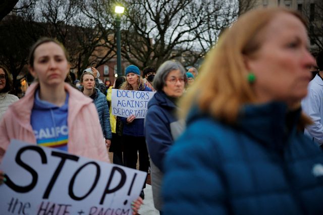 미국 정부가 각국 공관에 학생 비자 신청자 SNS를 사찰해 반유대주의 성향인지 확인하라는 지시를 내렸다는 언론 보도가 나왔다. 사진은 지난달 17일(현지시각) 미국 로드아일랜드주 프로비던스에서 재입국이 거부된 라샤 알라위 박사를 지지하는 시위가 진행된 모습. /사진=로이터