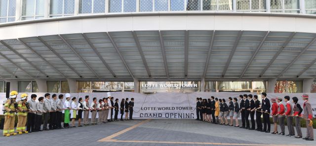 2017년 4월3일 신격호 롯데그룹 총괄회장의 오랜 꿈이었던 롯데월드타워가 개장했다. 사진은 2017년 4월3일 롯데월드타워 개장식에 참석한 임직원들의 모습. /사진=뉴스1