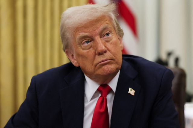 미국 행정부가 상호관세 발표를 앞두고 일부 국가에만 일괄 관세를 부과하는 방안도 고려 중이라는 보도가 나왔다. 사진은 도널드 트럼프 미국 대통령이 지난달 31일(현지시각) 미국 워싱턴D.C 백악관에서 행정명령에 서명한 모습. /사진=로이터