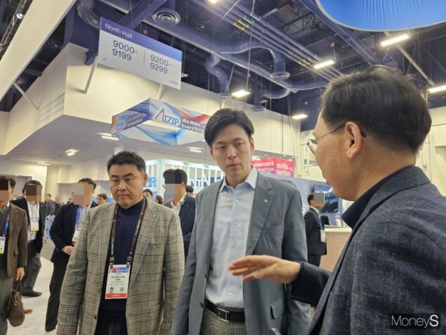 롯데그룹이 2025 서울 모빌리티쇼에 헤드라이너(대표 참가기업)에 이름을 올리며 그룹 4대 성장 동력 중 하나인 모빌리티에 대한 의지를 드러냈다. 신유열 롯데지주 부사장(가운데)이 지난1월7일(현지시각) 미국 라스베이거스 컨벤션센터(LVCC)에서 개막한 'CES 2025'를 찾아 김경엽 롯데이노베이트 대표(왼쪽)와 전시장을 둘러보고 있다. /사진=이한듬 기자