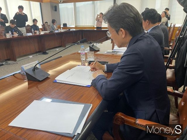 사진은 협약서에 서명하는 권대영 금융위 사무처장. /사진=유찬우 기자
