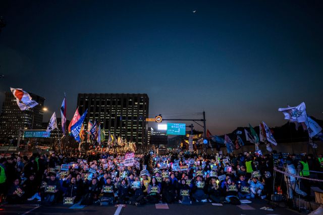 오는 4일 윤석열 대통령에 대한 탄핵 심판 선고기일과 관련해미국, 중국, 일본, 러시아 등 주한 공관은 자국민들에게 안전 유의 안내를 전했다. 사진은 지난 1일 서울 종로구 동십자각에서 열린 '헌재를 포위하라! 윤석열을 파면하라! 24시간 철야 집중행동'에서 참가자들이 구호를 외치는 모습. /사진=뉴시스