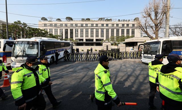 윤석열 대통령 탄핵 심판 선고일을 이틀 앞둔 2일 서울 종로구 헌법재판소 인근에서 경찰 병력들이 이동하고 있다. /사진=뉴스1