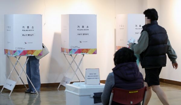 4·2 재보궐선거의 기초자치단체장 재선거 결과가 나왔다. 사진은 4·2 부산시교육감 재선거일인 지난 2일 오전 부산 수영구생활문화센터에 마련된 광안제2동 제2투표소가 한산한 모습을 보이는 가운데 유권자들이 투표를 하고 있는 모습. /사진=뉴스1