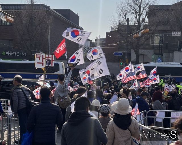 탄핵심판 선고를 앞두고 헌법재판소 인근에는 여전히 많은 사람들이 구호를 외치고 있다. 사진은 지난 1일 서울 종로구 헌법재판소 앞 탄핵 집회에 참여한 시민과 경찰이 대치하는 모습./ 사진=차봉주 기자