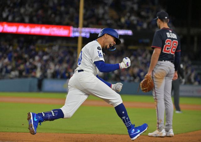 LA다저스가 무키 베츠의 홈런에 힘입어 애틀랜타 브레이브스를 제압했다. 사진은 2일(한국시각) 미국 캘리포니아주 로스앤젤레스 다저스타디움에서 열린 LA다저스와 애틀랜타 브레이브스의 경기에서 홈런을 친 무키 베츠 모습. /사진=로이터