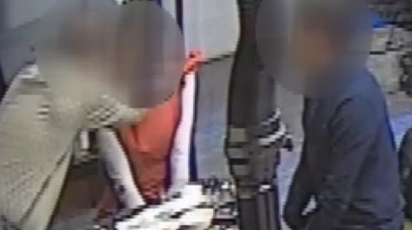 광주에서 식당을 운영하는 여사장이 손님에게 강제로 입맞춤당했다고 토로했다. 사진은 50대 손님이 빨간색 옷을 입은 여사장에게 강제로 입맞춤하는 모습. /사진=JTBC '사건반장' 캡처