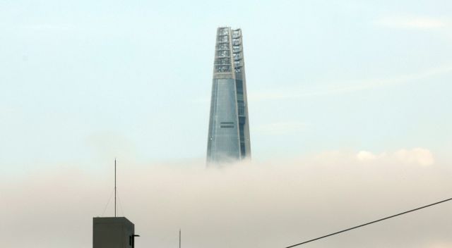 2017년 4월3일 국내 최고층 건물인 롯데월드타워가 개장했다. 사진은 지난해 8월6일 서울 송파구 롯데월드타워의 모습. /사진=뉴스1