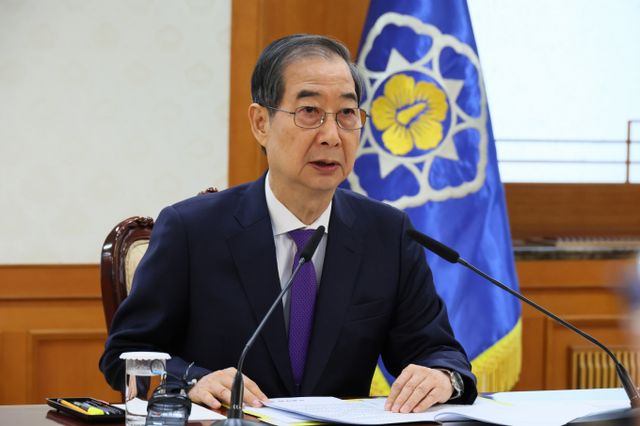 한덕수 대통령 권한대행 국무총리가 2일 서울 종로구 정부서울청사에서 열린 윤석열 대통령 탄핵심판 선고일 대비 치안관계장관회의에서 발언을 하고 있다. /사진=뉴스1