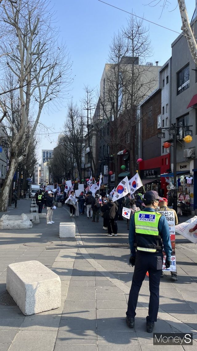 서울 종로구 관훈동에서 탄핵 집회에 참여한 시민들이 인사동길을 횡단하는 모습./ 사진=차봉주 기자