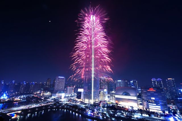 롯데월드타워가 2017년 4월3일 시민들에게 처음으로 공개됐다. 사진은 2017년 4월3일 롯데월드타워 개장을 기념한 불꽃놀이 행사. /사진=뉴스1(롯데물산 제공)