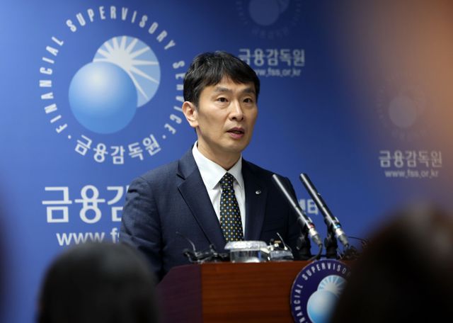 이복현 금융감독원장이 19일 오전 서울 영등포구 금융감독원에서 우리금융 경영평가등급과 홈플러스 사태, 상법 개정안 등 주요 현안에 대한 긴급 브리핑을 하고 있다./사진-뉴시스
