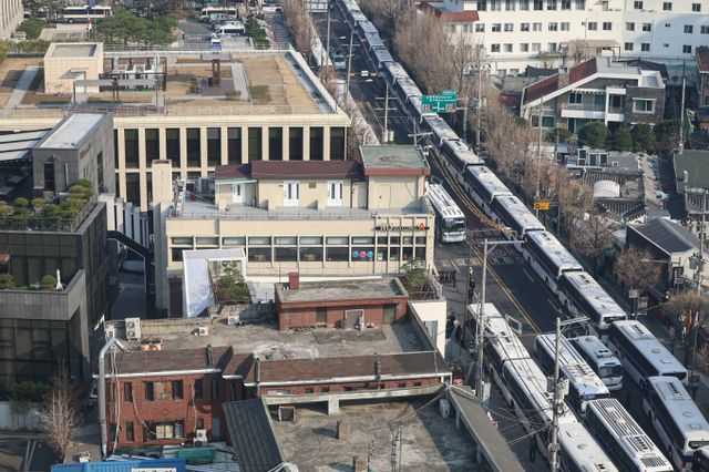 헌법재판소가 탄핵심판 선고관련 평의를 열어 최종 결정문을 다듬는 후속 작업을 하고 있다. 사진은 윤석열 대통령 탄핵 심판 선고일을 이틀 앞둔 2일 서울 종로구 헌법재판소 인근을 경찰들이 통제하는 모습. /사진=뉴시스