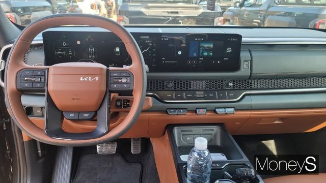 기아 브랜드 최초의 픽업 타스만의 1열은 각종 조작이 간편하다. /사진=김창성 기자