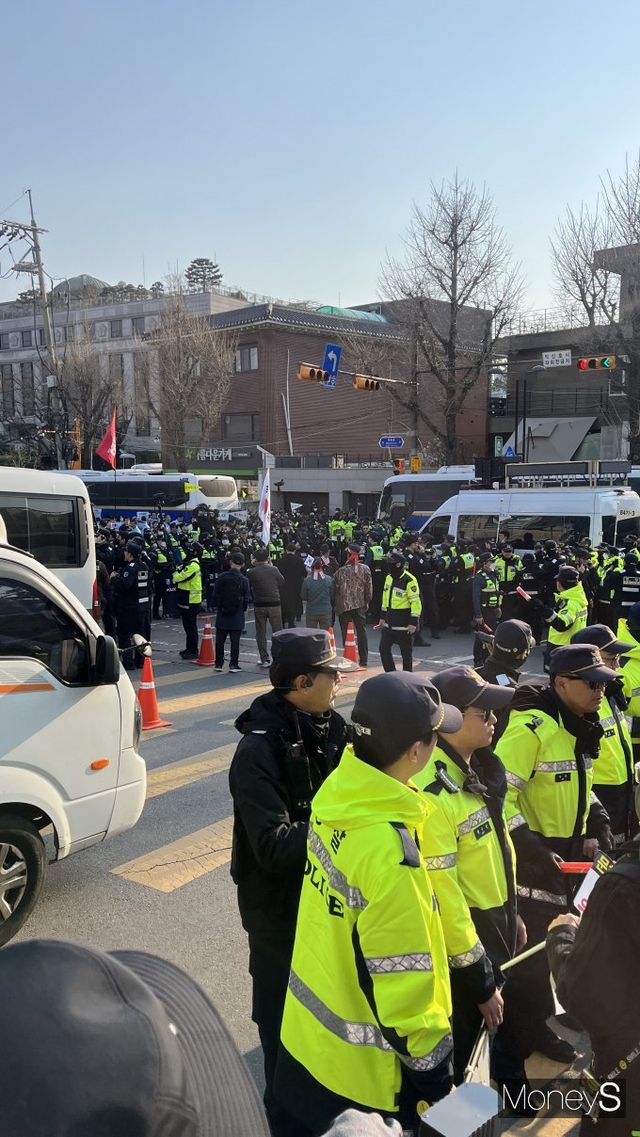 재동초등학교 앞 삼거리에서 진보당 지지자들과 경찰이 대치하고 있는 모습. /사진=차봉주 기자