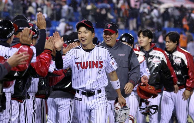 LG트윈스가 KT위즈를 상대로 개막 후 8연승에 도전한다. 사진은 지난달 27일 LG트윈스 선수단의 모습. /사진=뉴스1