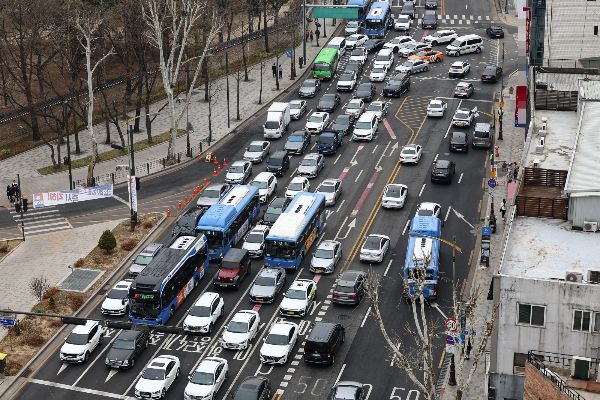 오는 4일 헌법재판소 인근에서는 탄핵 찬반 단체들의 집회가 24시간 열릴 예정이다. 사진은 윤석열 대통령 탄핵 심판 선고일을 이틀 앞둔 2일 서울 종로구 원남동사거리 율곡터널 안국역 방면이 탄핵 관련 집회로 통제돼 차량들이 정체되고 있는 모습. /사진=뉴스1