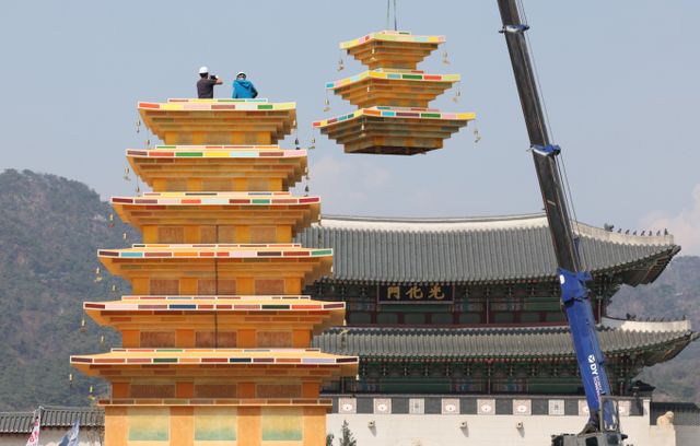 2일 저녁 부처님오신날을 앞두고 '치유·평안·화합의 미륵사지탑 등'이 서울 광화문광장에서 불을 밝힌다. 사진은 불기 2569년 부처님오신날을 한달여 앞둔 31일 서울 종로구 광화문광장에서 조계종 관계자들이 봉축탑 조형물을 설치하고 있다. /사진=뉴시스 