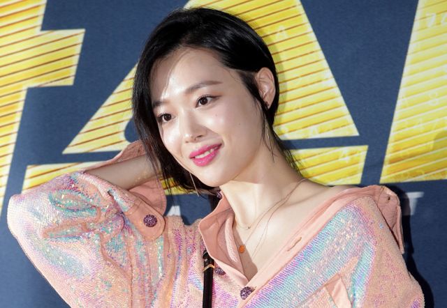 가수 겸 배우 고 설리 친오빠가 설리가 과거 블락비 피오와 교제했던 사실을 공개했다. 사진은 지난 2016년 서울 영등포구 타임스퀘어 CGV에서 진행된 영화 '마스터' VIP 시사회에 참석한 배우 고 설리. /사진=머니투데이