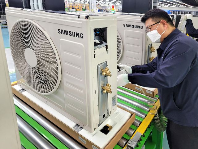 삼성전자가 에어컨 수요에 신속하게 대응하기 위해 AI 에어컨 생산라인을 풀가동하고 있다. / 사진=삼성전자
