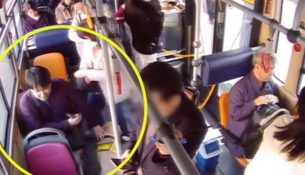 안내견과 버스를 탄 시각장애인이 기사와 승객들의 도움으로 좌석을 양보받은 훈훈한 사연이 전해졌다. 사진은 버스에 탑승한 시각장애인과 반려견 모습. /사진=뉴시스(서울시버스운송사업조항 제공)