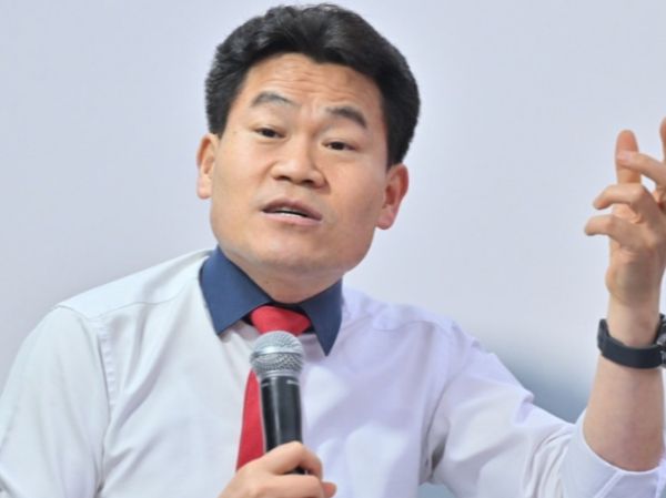 한국사 일타강사 출신 전한길씨가 윤석열 대통령에 대한 탄핵심판이 100% 기각 또는 각하될 것이라고 강조했다. 사진은 전한길 강사가 지난달 27일 경남 거제시 고현매립지에서 열린 국민의힘 박환기 거제시장 후보 집중유세에서 지지 발언하고 있는 모습. /사진=뉴시스