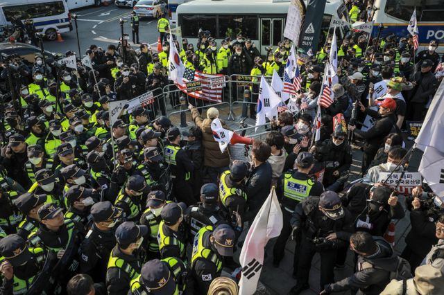 윤석열 대통령 지지 집회에 참석했다가 여장남자라는 의혹을 받았던 남성이 알려진 내용은 사실과 다르다고 해명했다. 사진은 지난 1일 헌법재판소 앞에서 윤 대통령 지지 집회가 열리는 모습으로 기사 내용과는 무관함. /사진=뉴시스 