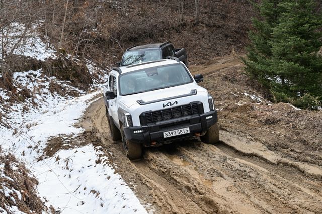 기아 타스만은 질퍽한 진흙 산길도 거침없이 헤쳐간다. /사진=기아