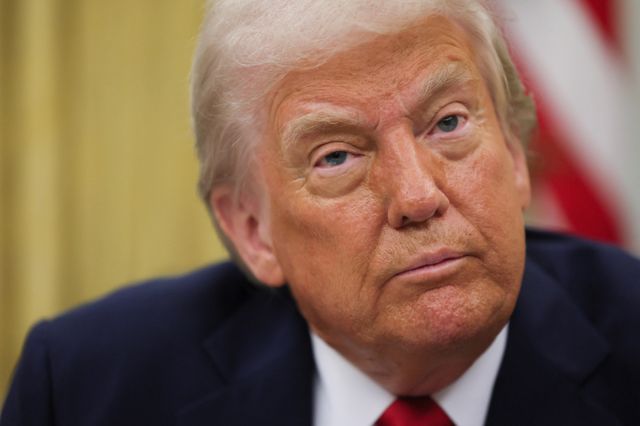 미국 무역대표부(USTR)가 2025 무역장벽 보고서를 공개한 가운데 한국은 국방 분야에서 '절충교역'을 지적받았다. 사진은 지난달 31일(현지시각) 워싱턴 D.C. 백악관 집무실에서 업무를 본 도널드 트럼프 미국 대통령. /사진=로이터