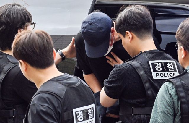 시흥 한 슈퍼마켓에서 점주를 살해하고 금품을 훔친 남성이 항소심에서 무기징역을 선고받았다. 사진은 지난해 7월17일 시흥 슈퍼마켓 살인사건 피고인인 정씨가 경기 수원지방법원 안산지원에서 열린 영장실질심사에 출석하는 모습. /사진=뉴시스