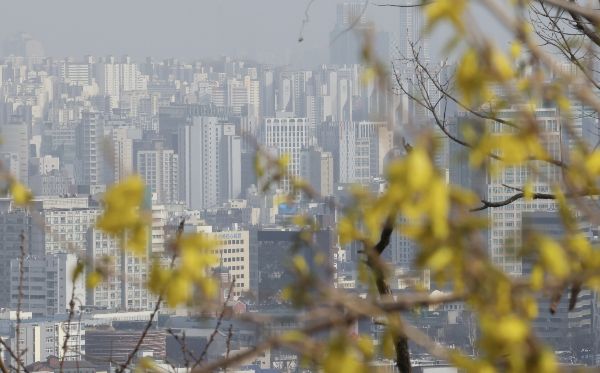 3일은 전국이 흐리다 차차 맑아지고 아침까지 강원·충북·경북에 비나 눈이 내리겠다. 사진은 지난달 26일 오후 서울 종로구 인왕산에 피어난 개나리 뒤로 도심이 뿌옇게 보이고 있는 모습. /사진=뉴시스