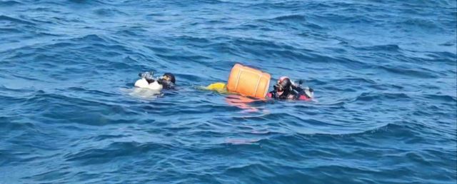 원인 미상으로 침몰한 제22서경호에서 70일 만에 실종자 한 명이 추가 수습됐다.사진은 지난 2월14일 오전 전남 여수시 삼산면 하백도 인근 해상에서 제22서경호 실종자를 찾기 위해 해경 잠수사들이 수중 수색에 나선 모습. /사진=뉴스1(여수해경 제공)