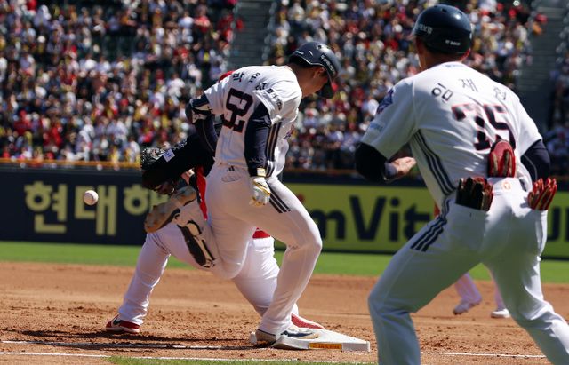 야수 최대어로 불린 두산 베어스 내야수 박준순이 데뷔 첫 안타를 올렸다. 사진은 20일 KIA타이거즈와의 경기에서 내야안타를 친 박준순의 모습. /사진=뉴스1