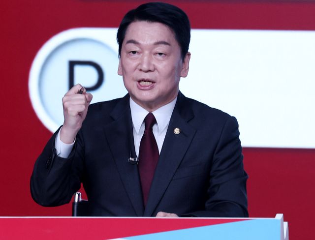 안철수 국민의힘 경선 후보가 자신의 페이스북을 통해 나경원, 김문수, 홍준표 세 후보를 비판했다. 사진은 지난 19일 제21대 대통령 선거 국민의힘 1차 경선 A조 토론회에서 발언하는 안 후보. /사진=뉴시스