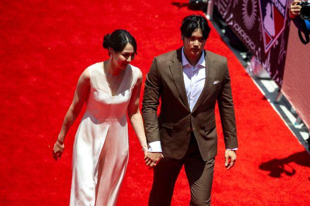 일본 슈퍼스타 메이저리거 오타니 쇼헤이가 득녀 소식을 전했다. 사진은 아내 다나카 마미코(왼쪽)와 오타니의 모습. /사진=로이터