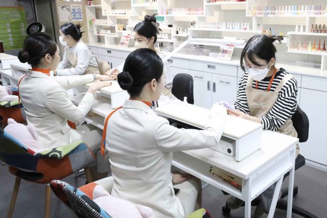 제주항공의 자회사형 장애인표준사업장 '모두락' 8주년을 맞았다. 사진은 제주항공 승무원들이 모두락 사업장에서 네일케어를 받는 모습. /사진=제주항공