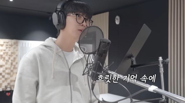 트로트 가수 임영웅이 독감 투혼을 발휘하며 '천국보다 아름다운' 녹음을 성황리에 마쳤다. 사진은 지난 17일 임영웅 유튜브에 공개된 당시 장면. /사진=유튜브 캡처